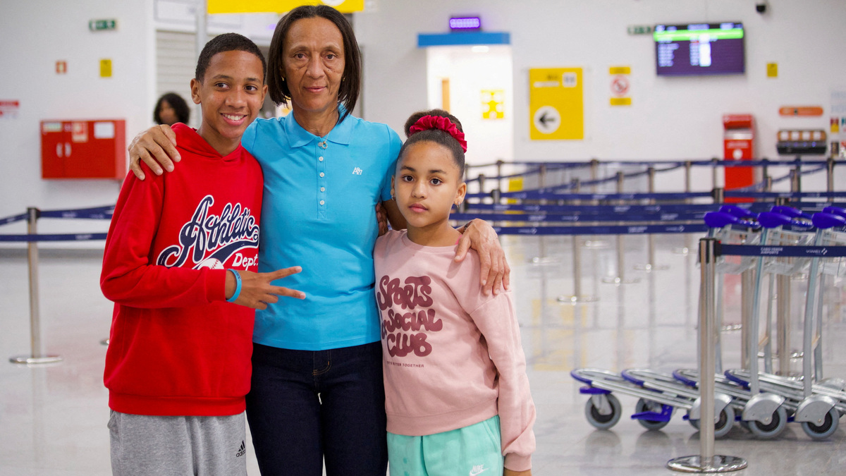 Ana Candida Evora, the mother of Cape Verde's goalkeeper Vozinha, poses for a photograph with her grandson Marvin Junior and granddaughter Lais Sofia at Cesaria Evora International Airport near Mindelo, Sao Vicente, Cape Verde, before she begins her journey to the United States, June 17, 2026. REUTERS/Davidson Alves
