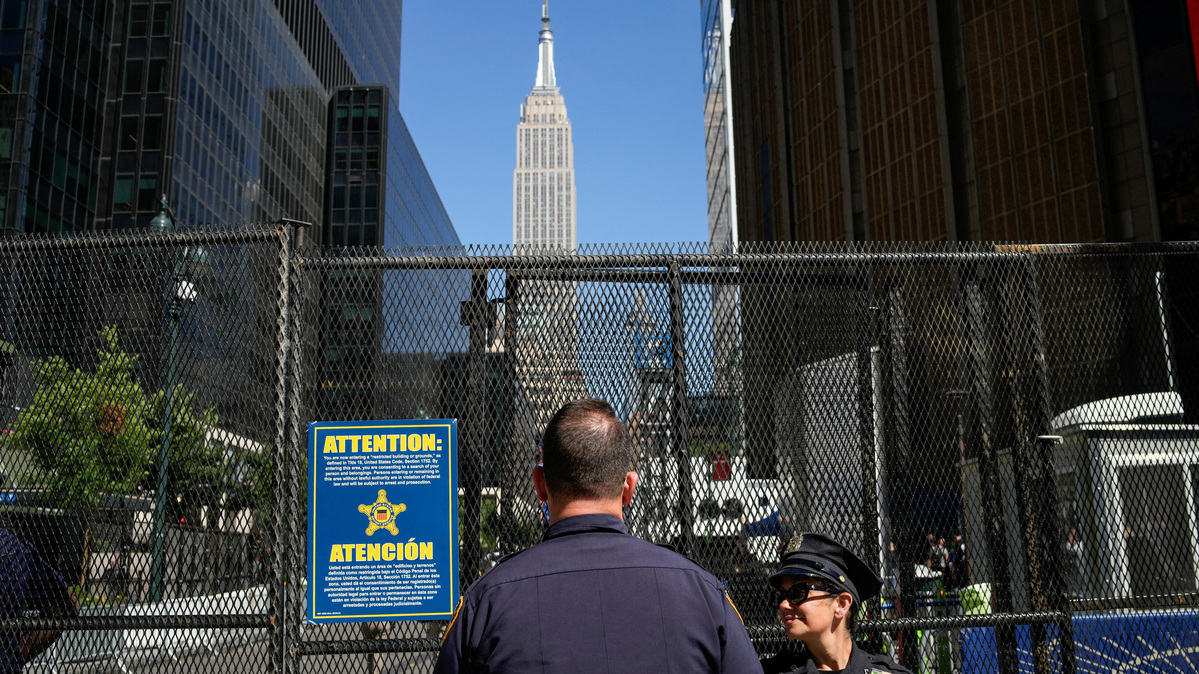 New York Police Department officers stand guard next to a security fence outside of Madison Square Garden ahead of Game three of the NBA Finals between the New York Knicks and San Antonio Spurs at Madison Square Garden in New York City, U.S., June 8, 2026.  REUTERS/Eduardo Munoz