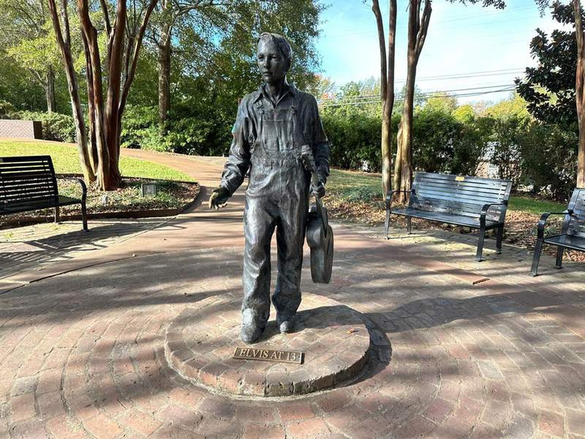  The life sized bronze statue depicting Elvis Presley at age thirteen. Photo credit: Robin O’Neal Smith 