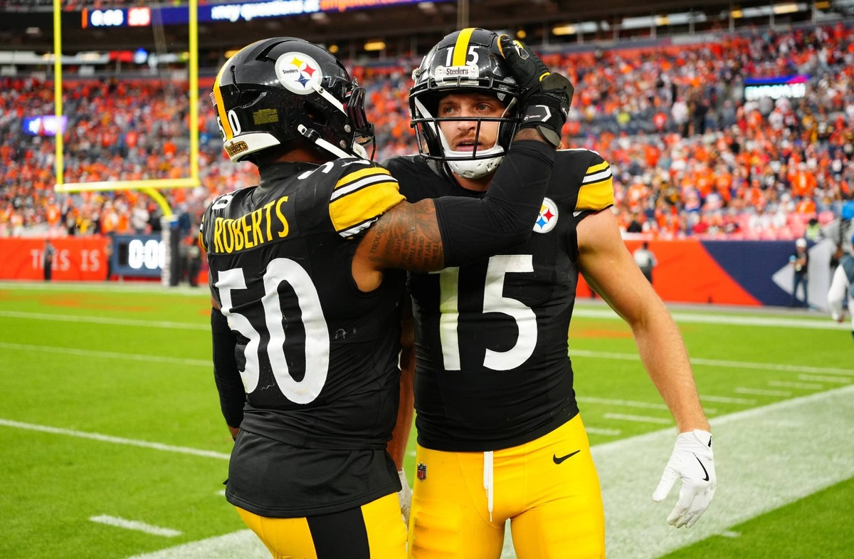  Sep 15, 2024; Denver, Colorado, USA; Pittsburgh Steelers linebacker Elandon Roberts (50) congratulates wide receiver Ben Skowronek (15) after a special team tackle in the fourth quarter against the Denver Broncos at Empower Field at Mile High. © Ron Chenoy-Imagn Images 