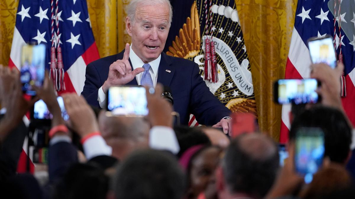Archivo - El presidente Joe Biden habla durante una recepción en la Casa Blanca el 2 de mayo de 2022, en Washington, D.C. (AP Foto/Susan Walsh, Archivo)