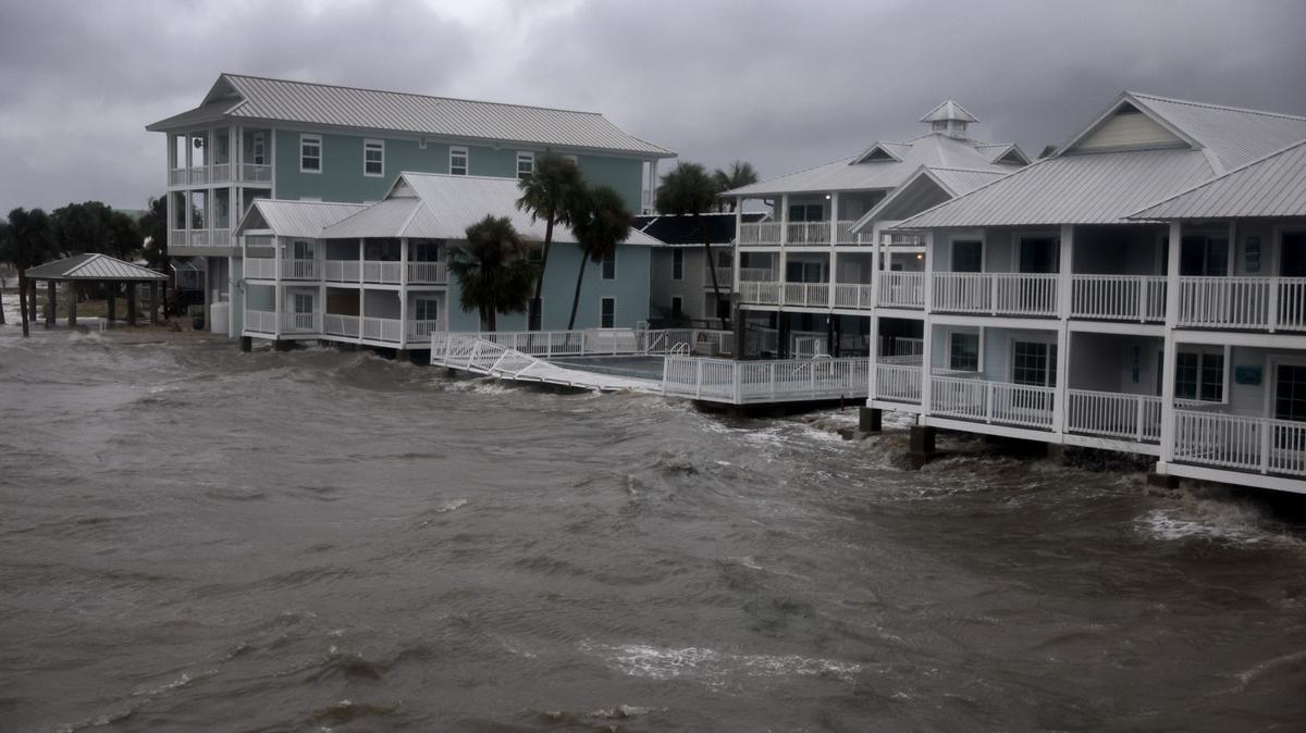 La lluvia y la marejada ciclónica del huracán Debby inundan un vecindario el 5 de agosto de 2024 en Cedar Key, Florida.
