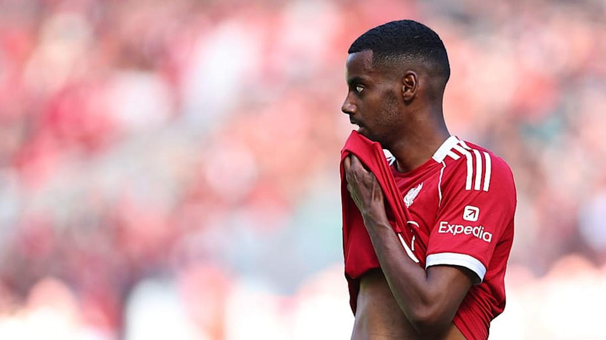  Isak suffered his latest injury in training. | Robbie Jay Barratt/AMA/Getty Images) 