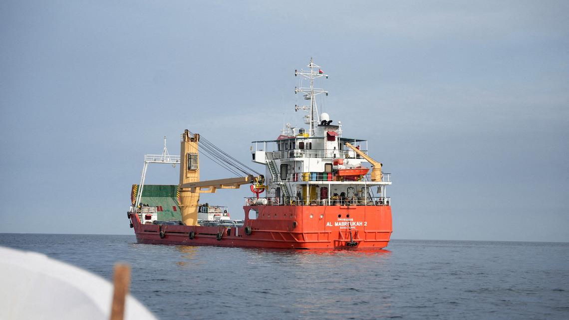 Chinese container ship among few vessels crossing Hormuz amid deadlock to open waterway 