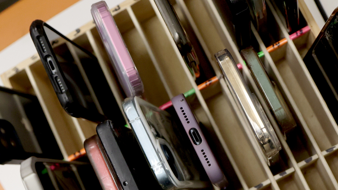 Illinois lawmakers pass statewide school cellphone ban, handing win to Gov. JB Pritzker 