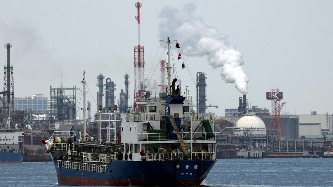 Oil prices rise on continued Middle East supply concerns