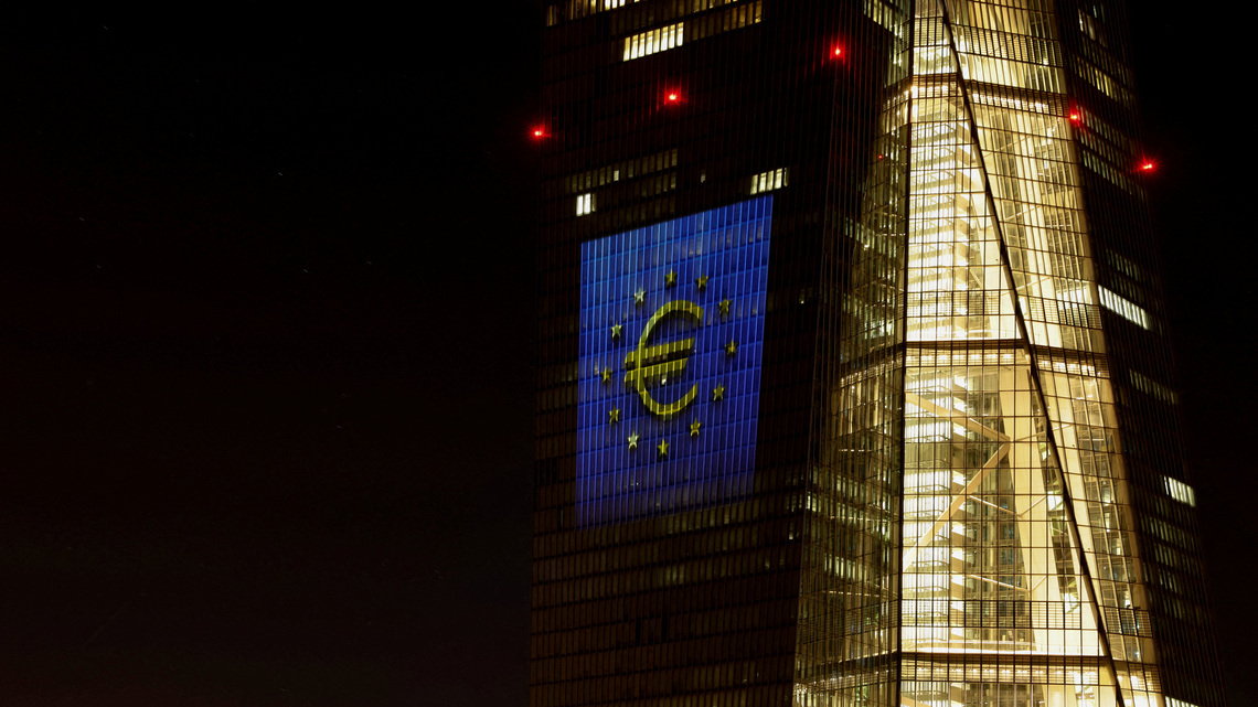 Analysis-Bond selloff revives debate about euro zone banks' 'doom loop' 