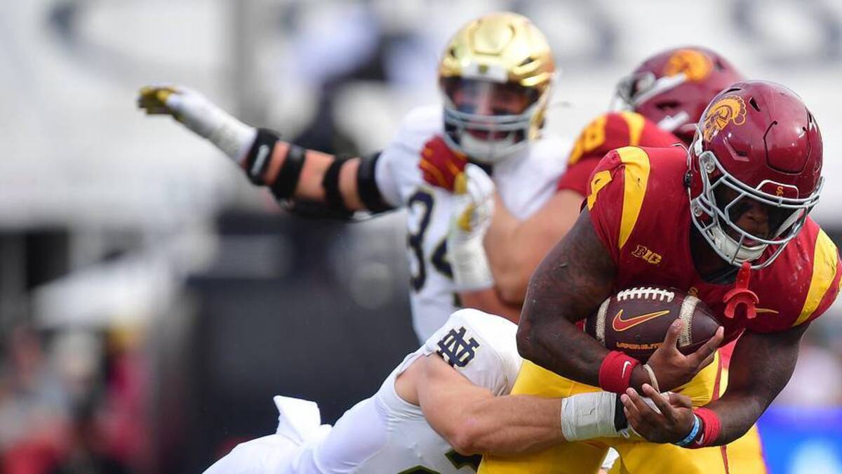  Nov 30, 2024; Los Angeles, California, USA; Southern California Trojans running back Woody Marks (4) runs the ball against Notre Dame Fighting Irish linebacker Jack Kiser (24) during the first half at the Los Angeles Memorial Coliseum. Mandatory Credit: Gary A. Vasquez-Imagn Images | Gary A. Vasquez-Imagn Images 