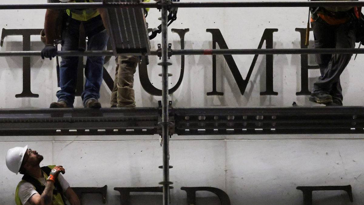 Workers prepare scaffolding ahead of removing lettering from the facade of the John F. Kennedy Memorial Center for the Performing Arts, following a federal judge’s order to remove U.S. President Donald Trump's name from the institution, in Washington, D.C., U.S., June 13, 2026. REUTERS/Jonathan Ernst