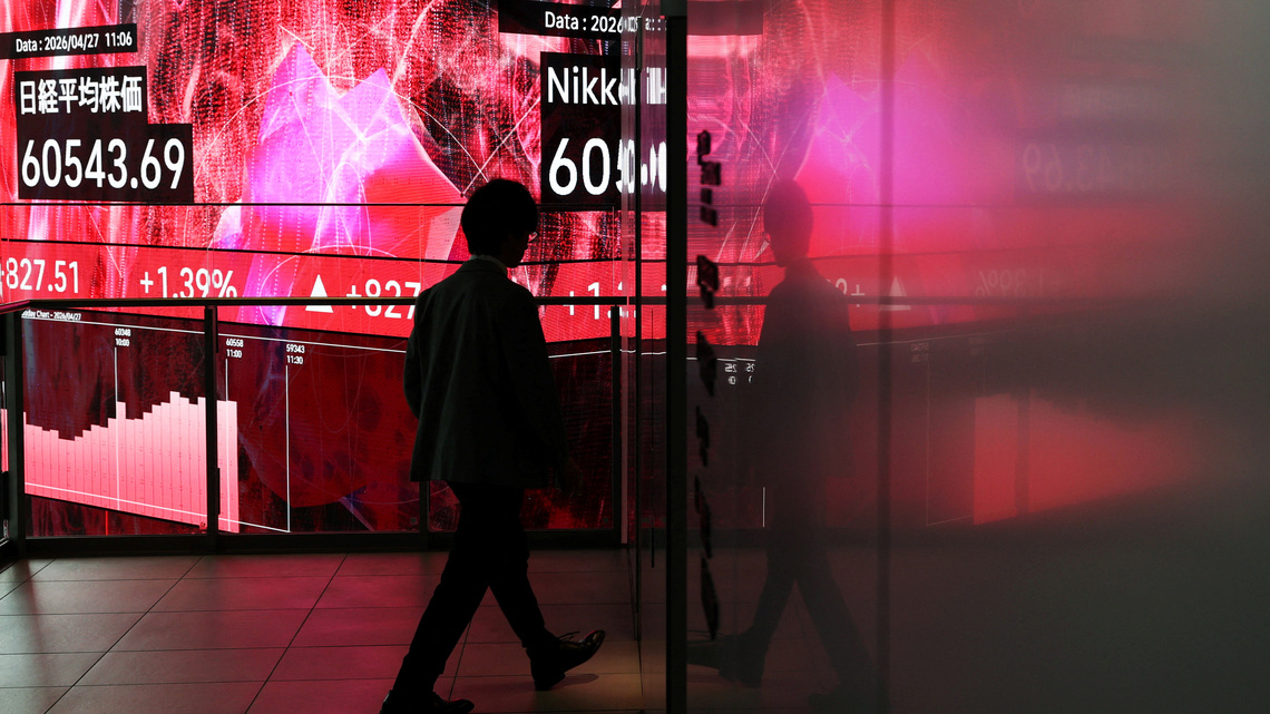 Global stocks tick up with oil steady on Hormuz plans 