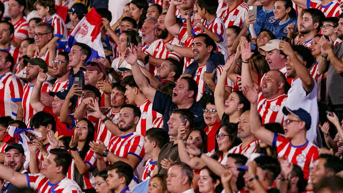  Paraguay fans will color stadiums in the U.S. with red and white. | Eduardo Velázquez/Eurasia Sport Images/Getty Images 