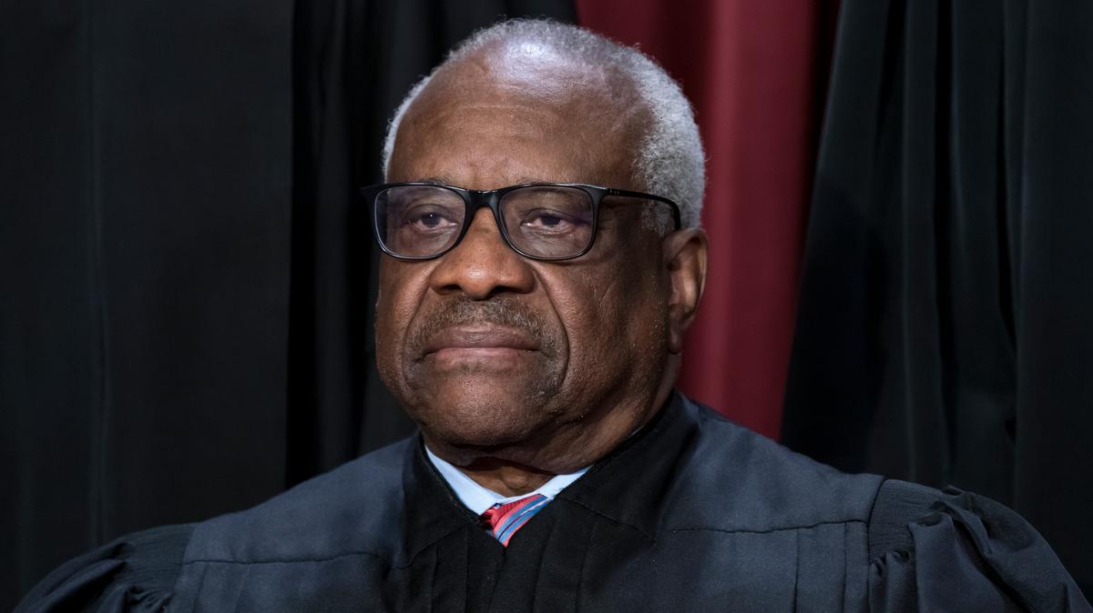 El juez asociado Clarence Thomas se une a otros miembros de la Corte Suprema de Estados Unidos mientras posan para un nuevo retrato grupal, en el edificio de la Corte Suprema en Washington, el 7 de octubre de 2022.