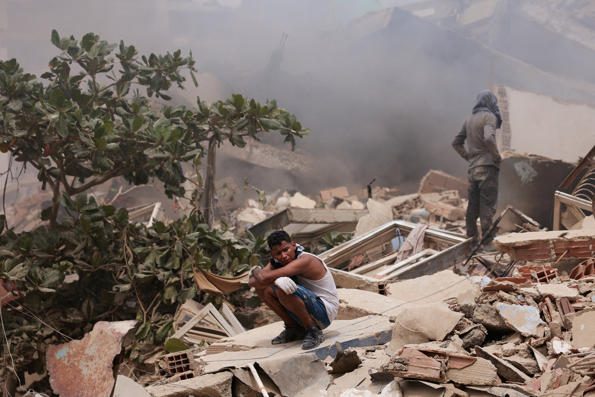 A man reacts amid the rubble of a building after earthquakes hit the country, in La Guaira, Venezuela, June 25, 2026. REUTERS/Gaby Oraa