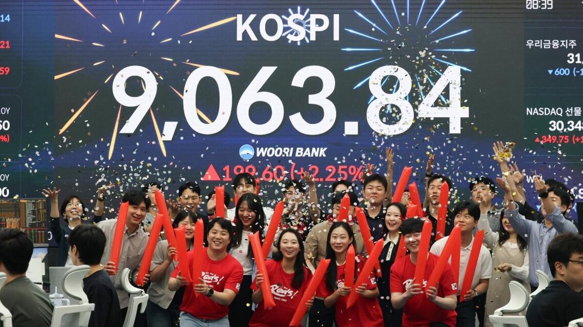 Seoul stocks end at record peak of above 9,000 on extended chip rally 