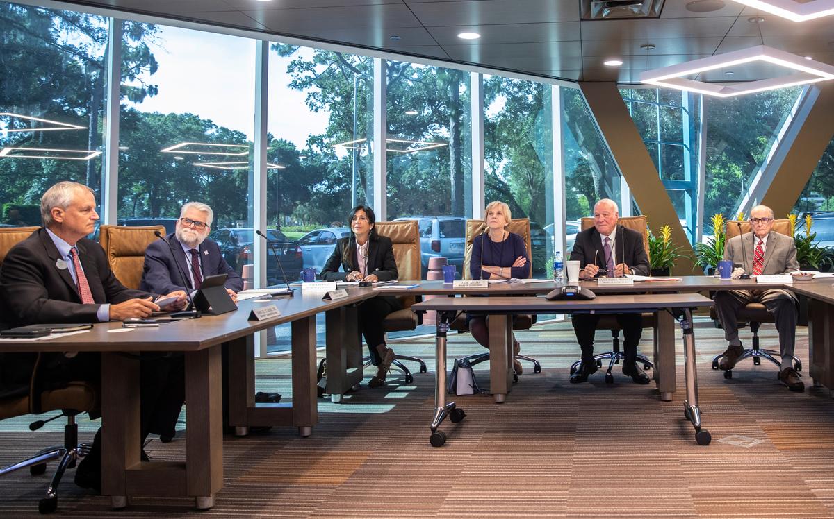 De izquierda a derecha, el administrador del Distrito John Classe; Ed Milgrim, asesor legal; Leila Jammal, de la Junta de Supervisores (BOS); Jane Adams, de la BOS; Larry Hames, presidente de la BOS, y Don Greer, de la BOS, se reúnen con el orden del día en el Distrito de Reedy Creek del Condado Orange, Florida, el miércoles 27 de abril de 2022.