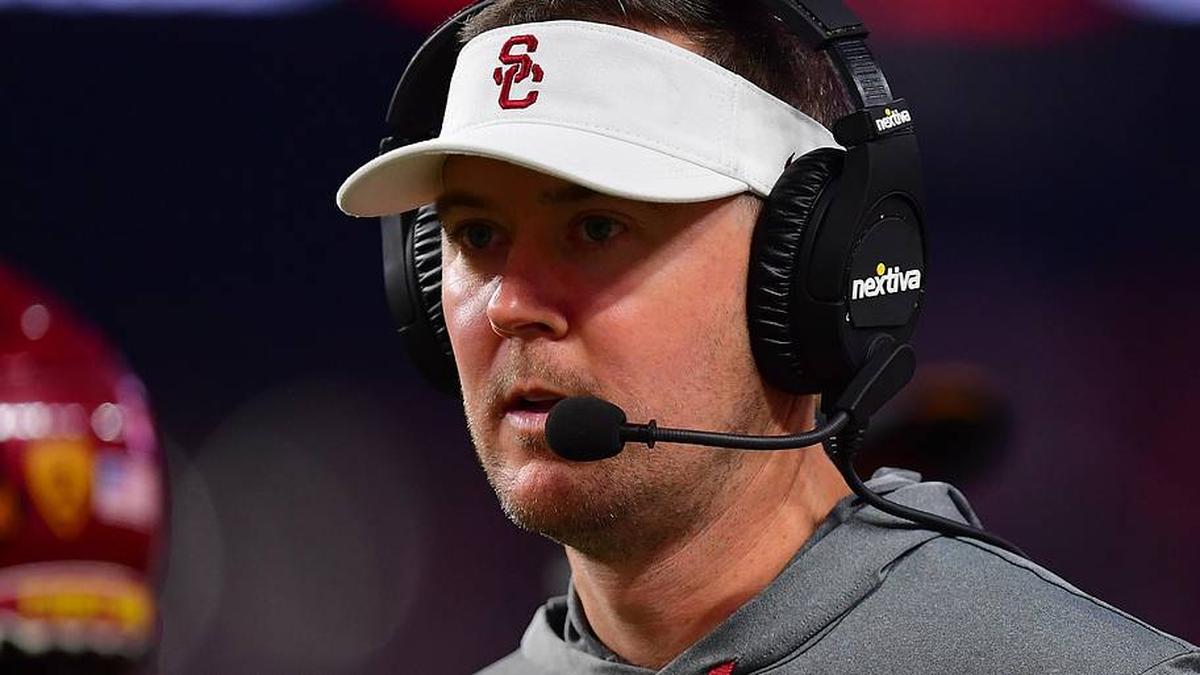  Dec 2, 2022; Las Vegas, NV, USA; Southern California Trojans head coach Lincoln Riley watches game action against the Utah Utes during the second half in the PAC-12 Football Championship at Allegiant Stadium. Mandatory Credit: Gary A. Vasquez-Imagn Images | Gary A. Vasquez-Imagn Images 