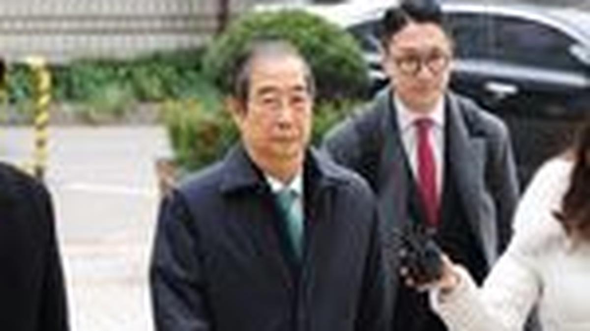 Former Prime Minister Han Duck-soo, who faces charges of allegedly aiding ex-President Yoon Suk Yeol in an attempted insurrection, arrives for closing hearing for his case at the Seoul Central District Court in Seoul, South Korea, November 26, 2025.    REUTERS/Kim Hong-Ji