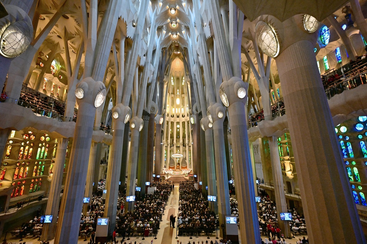  Attendees await the arrival of Pope Leo XIV to lead Holy Mass at the Sagrada Familia and the inauguration of the Tower of Jesus Christ in Barcelona, on June 10, 2026. 