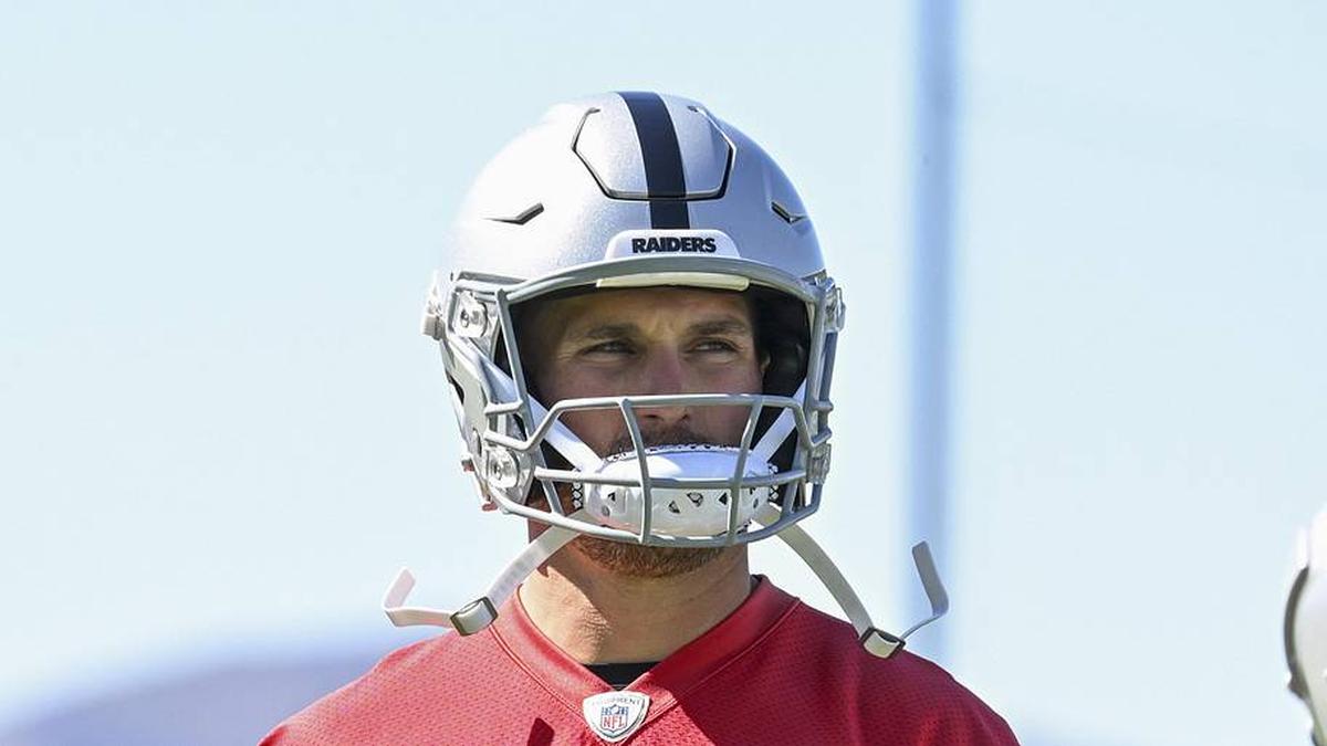  May 20, 2026; Henderson, NV, USA; Las Vegas Raiders quarterback Kirk Cousins (8) warms up during organized team activities at Intermountain Health Performance Center. Mandatory Credit: Candice Ward-Imagn Images | Candice Ward-Imagn Images 
