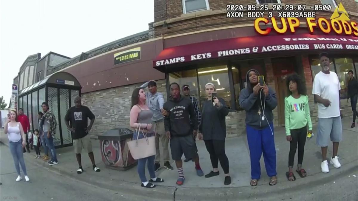 Darnella Frazier, tercera de derecha a izquierda, filma el momento en que el agente policial Derek Chauvin le pone la rodilla en el cuello a George Floyd por más de nueve minutos, causándole la muerte, el 25 de mayo de 2020, en Minneapolis, Minnesota. El video generó indignación mundial y fue clave para la condena por asesinato de Chauvin.