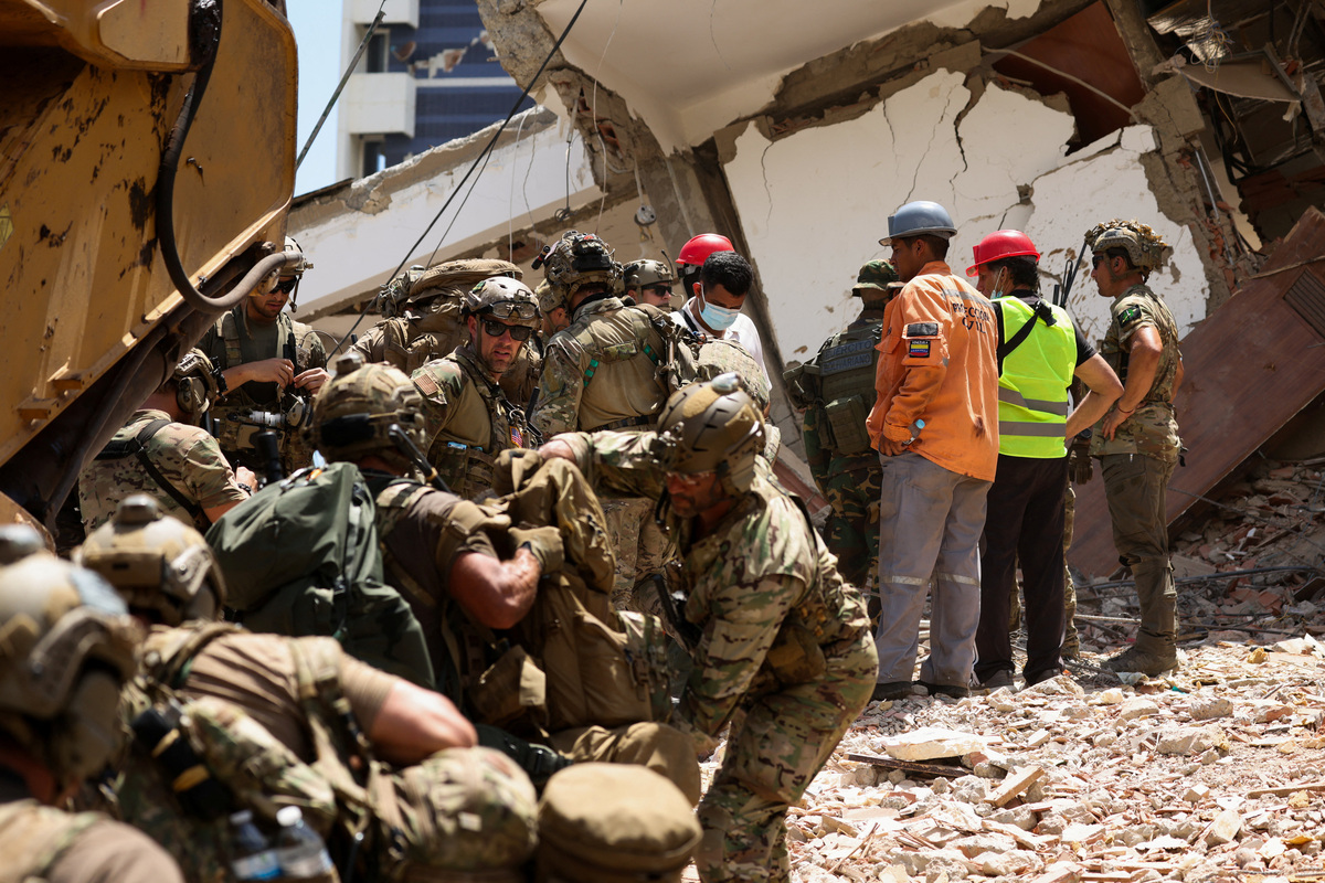 Members of the U.S. Air Force 21st Special Tactics Squadron work alongside Venezuelan Military Police during a search and rescue operation for survivors and victims in the aftermath of the June 24 earthquakes in Tanaguarena, La Guaira state, Venezuela, July 1,  2026. REUTERS/Leonardo Fernandez Viloria