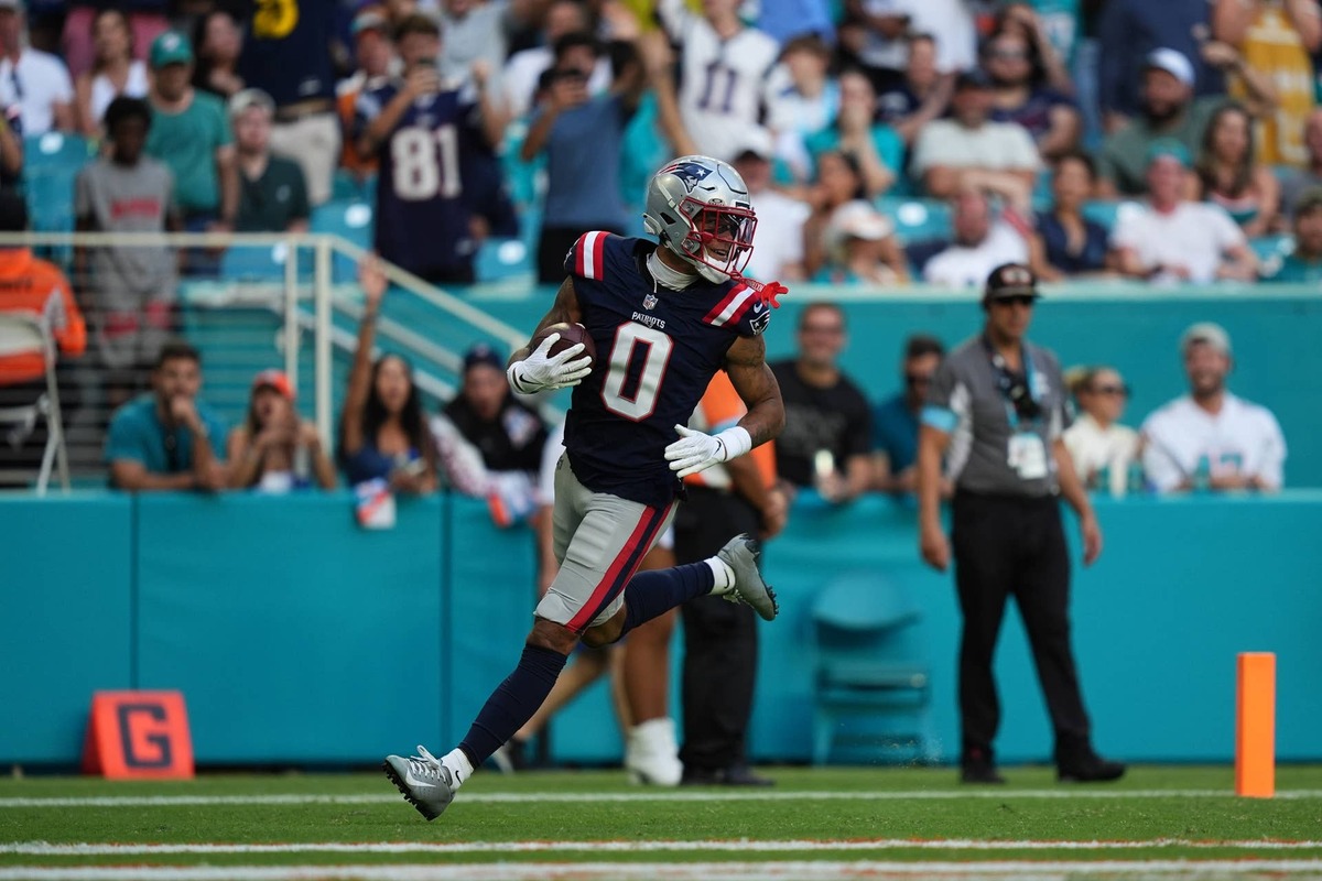  New England Patriots cornerback Christian Gonzalez (0) runs the ball for a touchdown after recovering a fumble against the Miami Dolphins during the second half at Hard Rock Stadium. Jasen Vinlove-Imagn Images