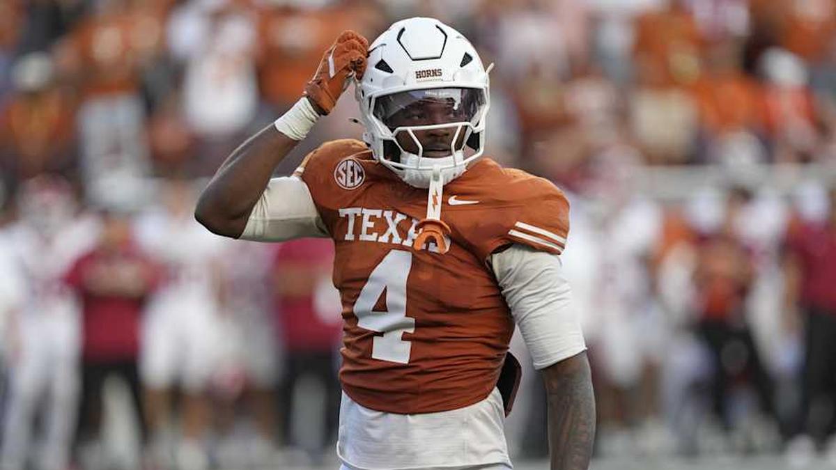  Nov 22, 2025; Austin, Texas, USA; Texas Longhorns defensive back Jelani McDonald (4) scratches his helmet after making a tackle during the second half against the Arkansas Razorbacks at Darrell K Royal-Texas Memorial Stadium. Mandatory Credit: Scott Wachter-Imagn Images | Scott Wachter-Imagn Images 