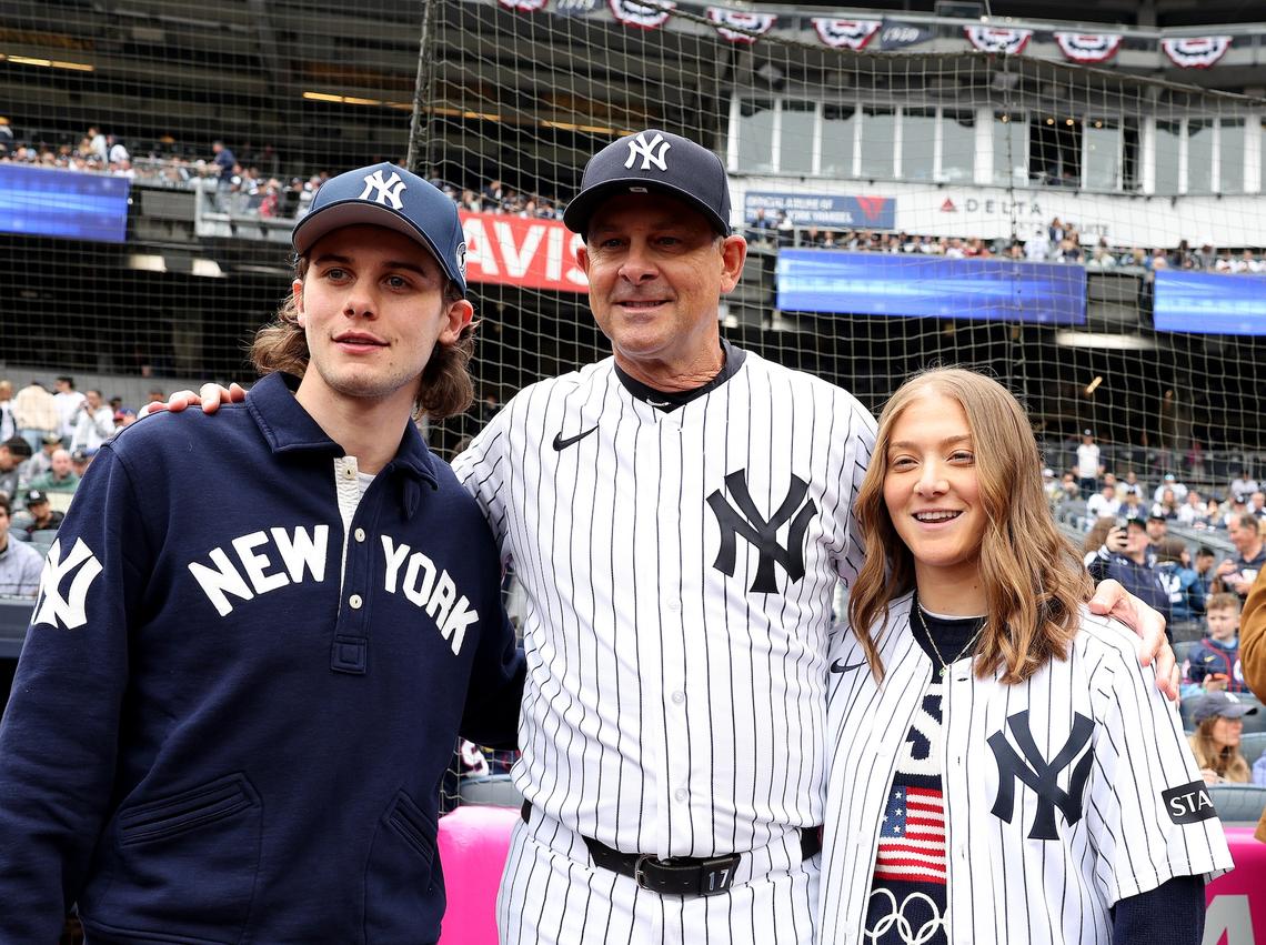  Jack Hughes and Aerin Frankel with Yankees manager Aaron BoonePhoto by Elsa/Getty Images 