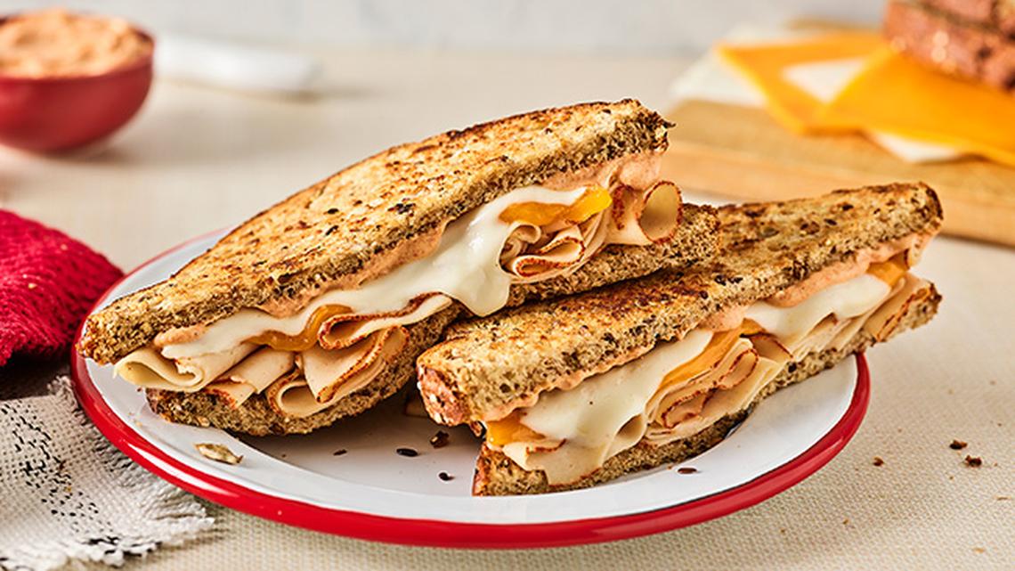 Dígale 'Sí, por favor' al sándwich de queso a la parrilla del año: Delicia pegajosa con un toque de proteína