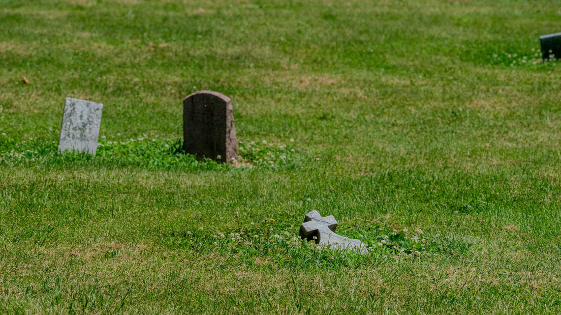 'Tomb raiders'? Mother, daughter linked to cemetery thefts in 9 states 