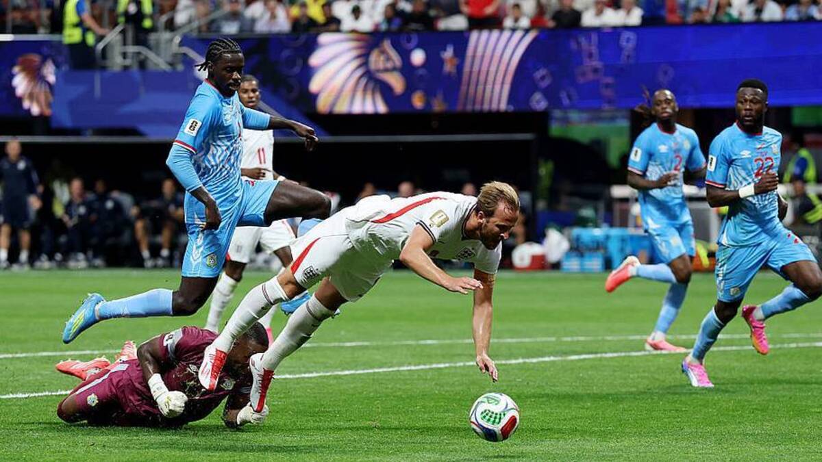  Harry Kane wanted Lionel Mpasi-Nzau to take him out. | Richard Pelham/Getty Images 
