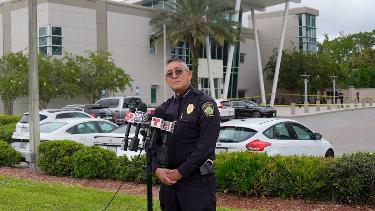See video of Linda Croteau open fire in Port Orange Police Department