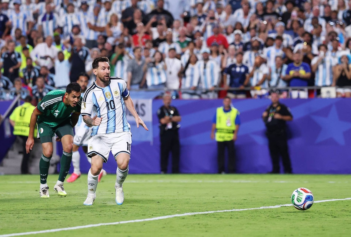  Lionel Messi #10 of Argentina scores his team's second goal during the FIFA World Cup 2026 Group J match between Argentina and Algeria at Kansas City Stadium on June 16, 2026 in Kansas City, Missouri. (Photo by Michael Steele/Getty Images) Photo by Michael Steele/Getty Images