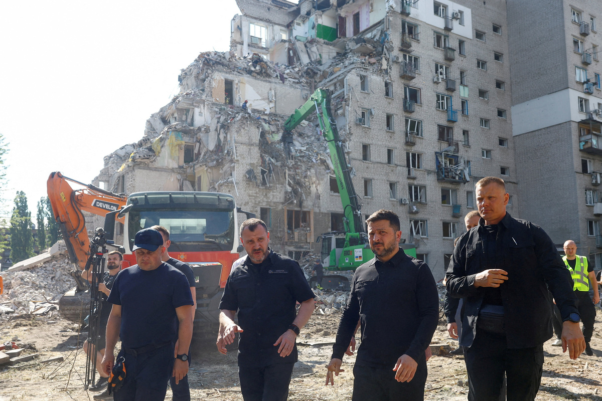 FILE PHOTO: Ukraine's President Volodymyr Zelenskiy walks with Interior Minister Ihor Klymenko as he visits the site of an apartment building damaged during overnight Russian missile and drone strikes, amid Russia's attack on Ukraine, in Kyiv, Ukraine July 2, 2026. REUTERS/Valentyn Ogirenko/File Photo