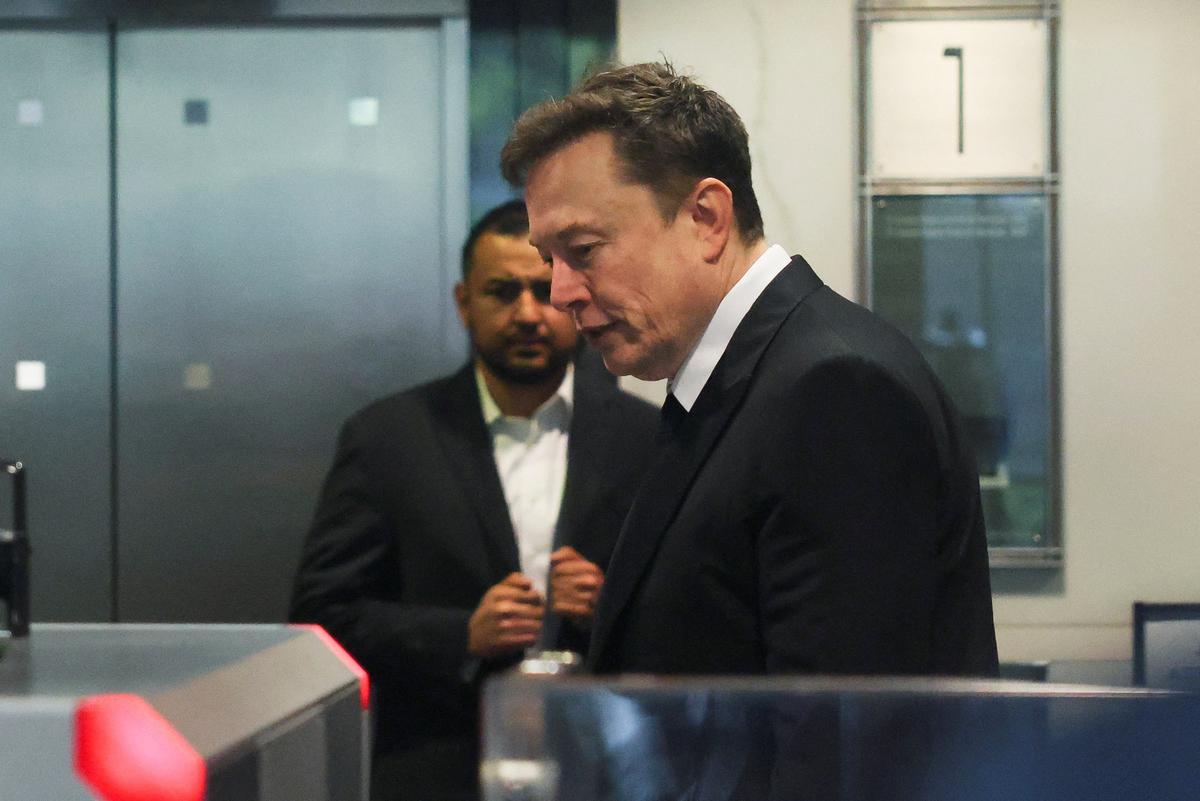 Elon Musk appears in the courthouse to attend the trial in his lawsuit over OpenAI for-profit conversion at a federal courthouse, in Oakland, California, U.S., April 30, 2026.  REUTERS/Manuel Orbegozo