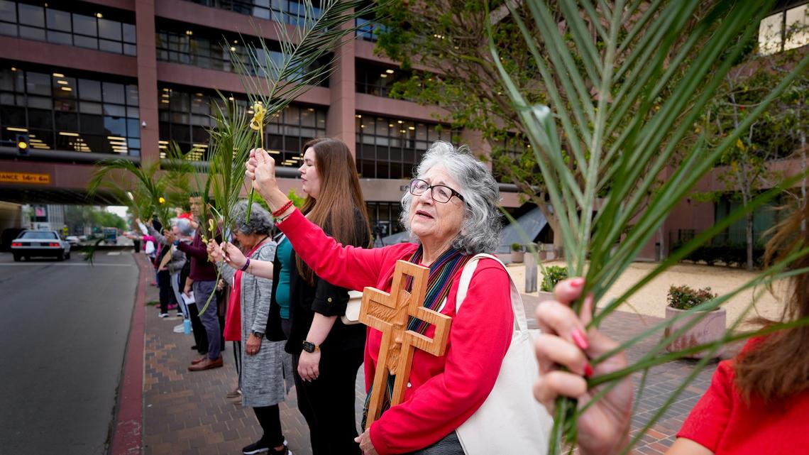 Faith leaders, volunteers show solidarity with immigrants during Holy Week 