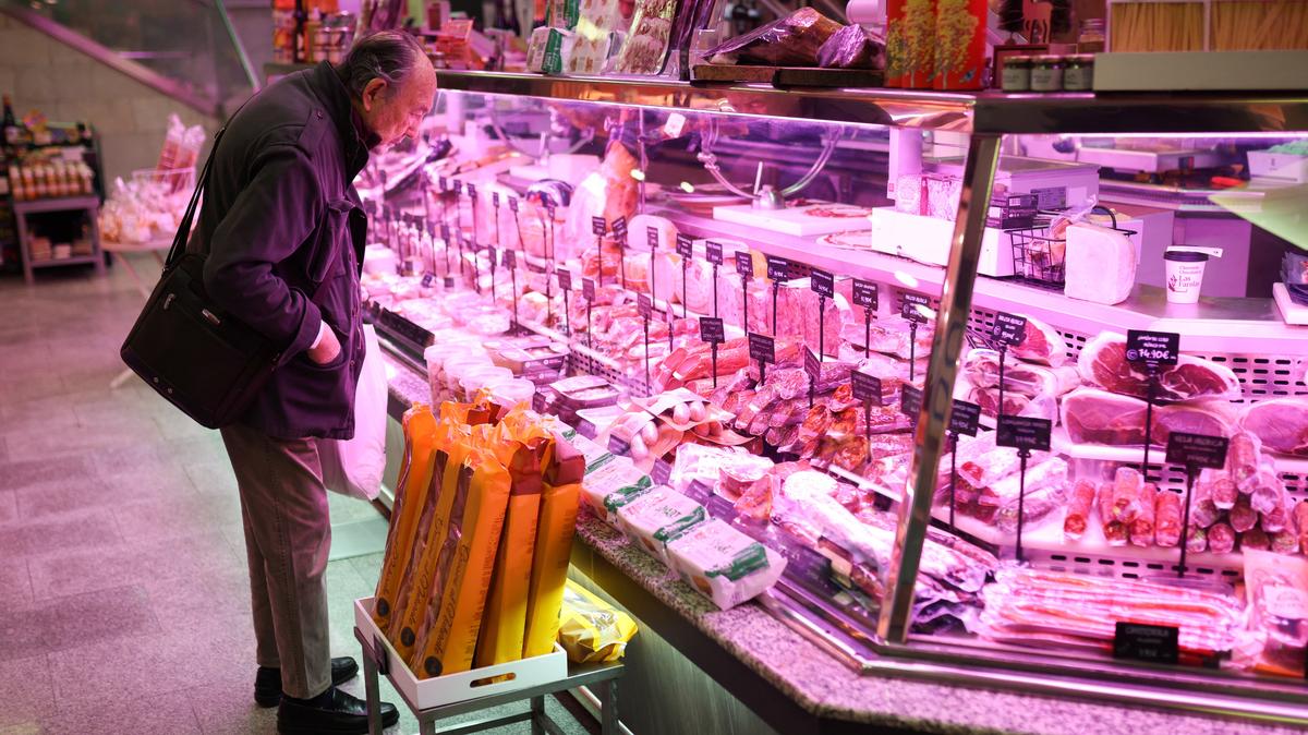 A man shops at a local market in Madrid, Spain, February 21, 2026. REUTERS/Alejandro Martinez Velez