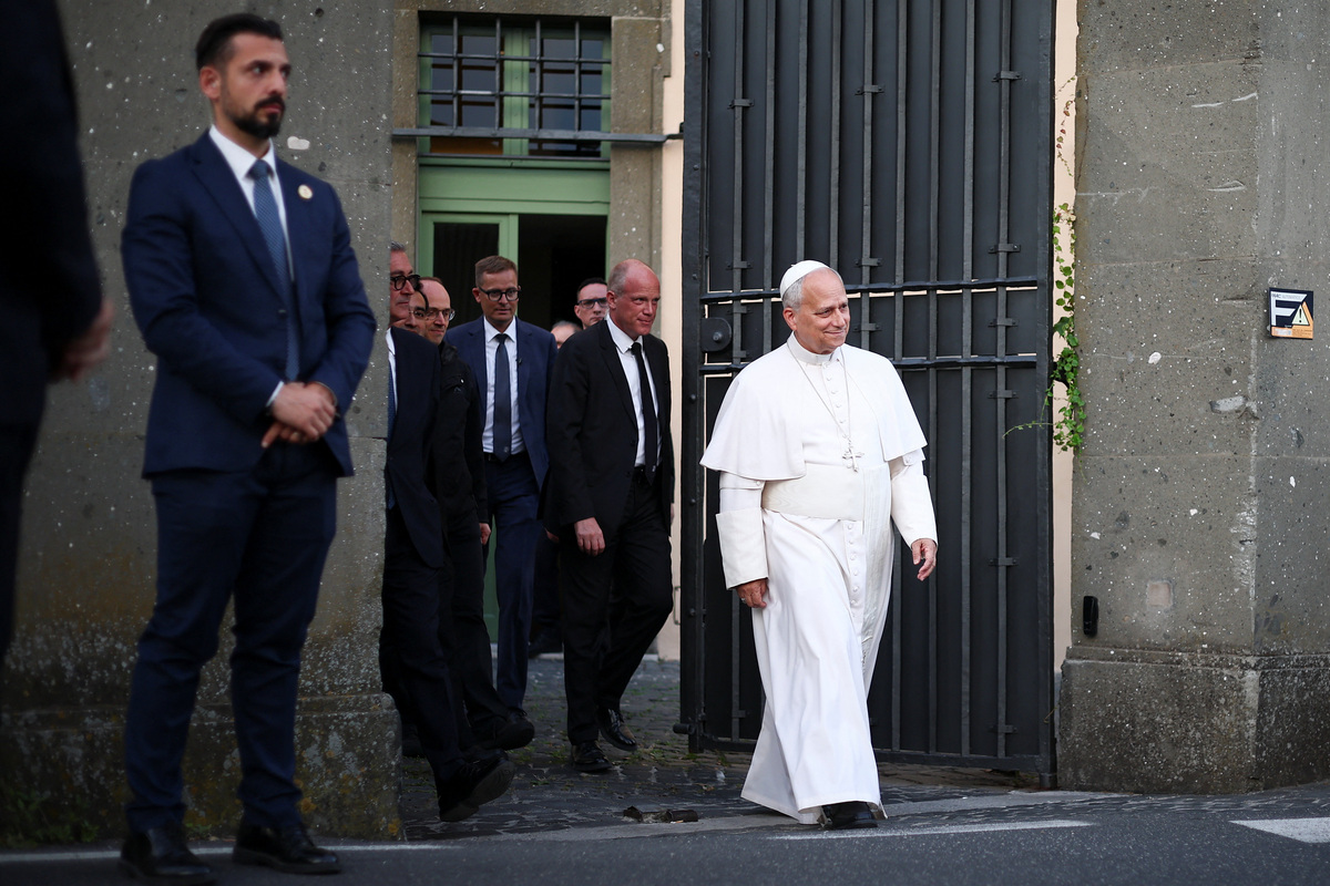 Pope Leo XIV leaves the papal residence to head back to the Vatican, in Castel Gandolfo, Italy, June 16, 2026. REUTERS/Guglielmo Mangiapane
