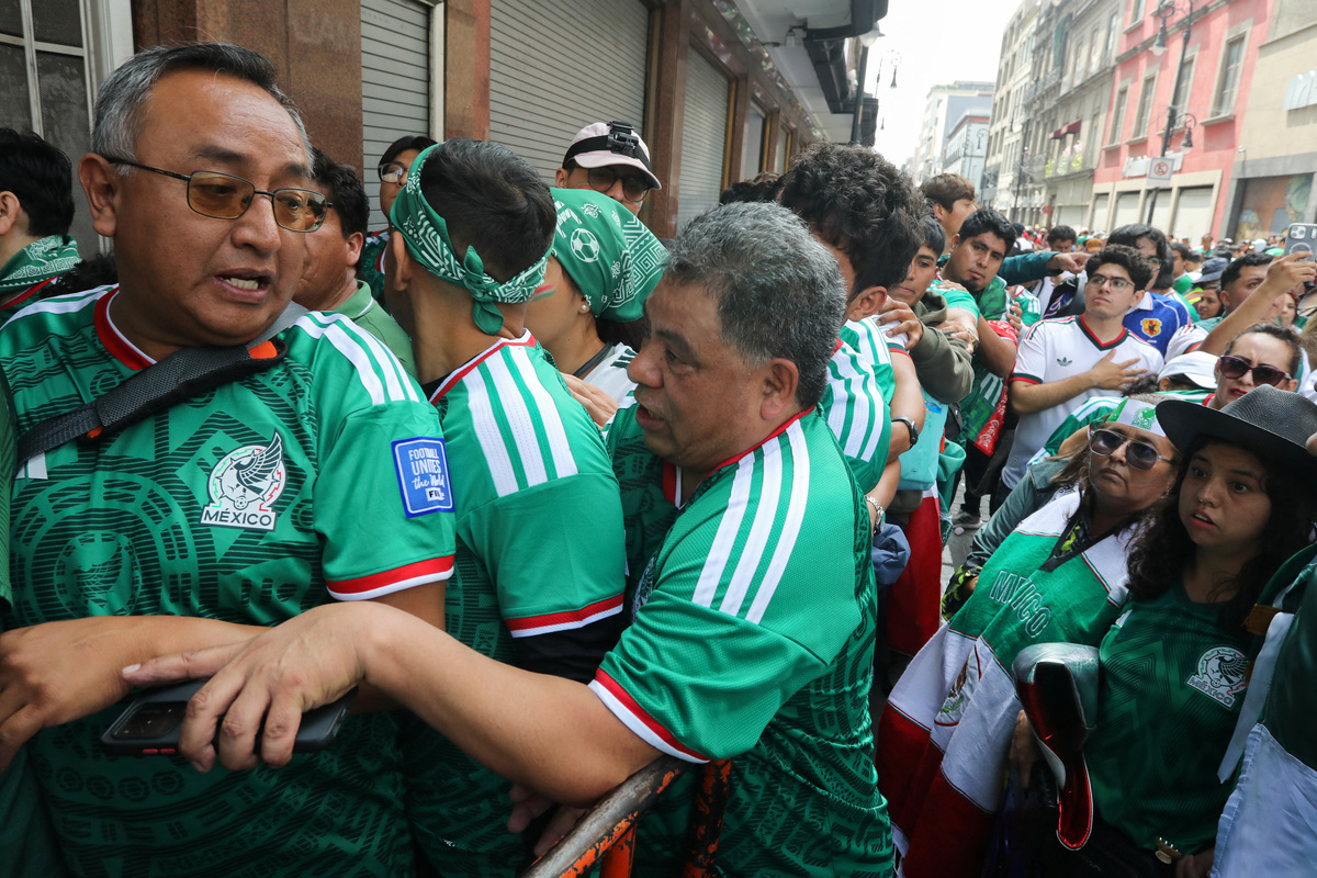 Fans queue to enter the FIFA Fan Fest ahead of the opening match of the FIFA World Cup 2026 between Mexico and South Africa, as many Mexicans say they feel excluded despite the tournament's return to the country, citing high ticket prices, paid television access and strict commercial restrictions, Mexico City, Mexico, June 11, 2026. REUTERS/Paola Garcia