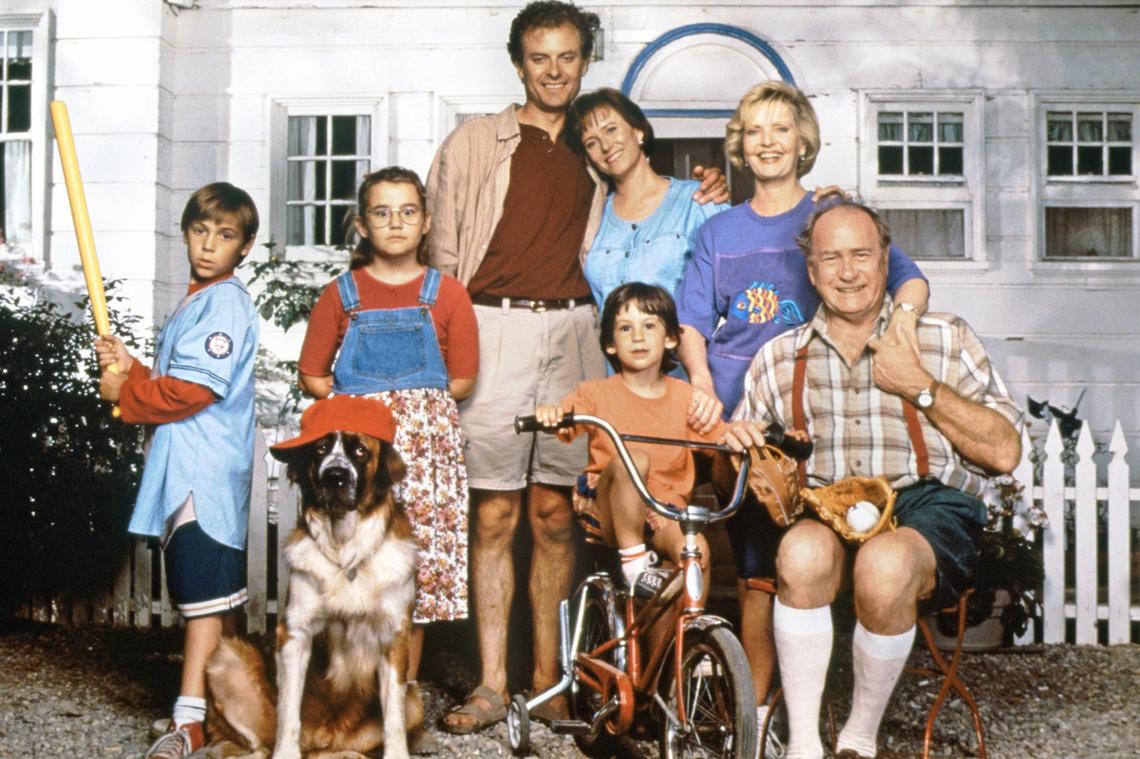 FUDGE, (from left): Jake Richardson, Nassira Nicola, Forrest Witt, Eve Plumb, Luke Tarsitano, Florence Henderson, Darren McGavin, ‘Fudge-A-Mania’, (Season 1, ep. 101, aired Jan. 7, 1995), 1995-97.© MCA-TV / Courtesy: Everett Collection