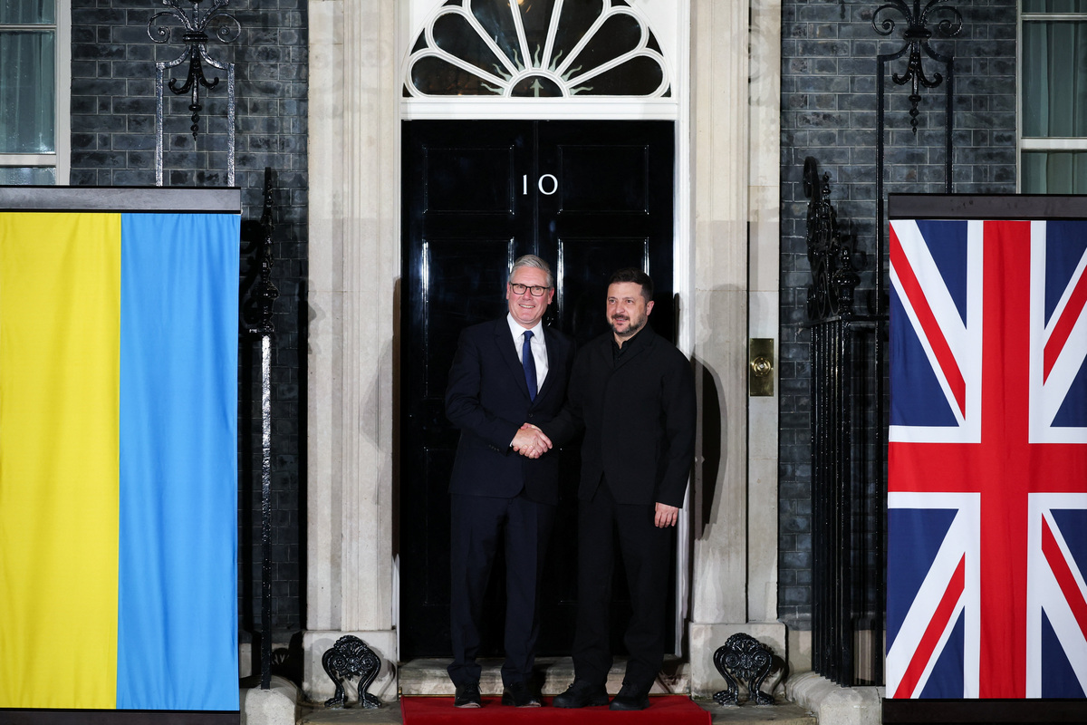 British Prime Minister Keir Starmer shakes hands with Ukrainian President Volodymyr Zelenskiy at 10 Downing Street, in London, Britain, June 7, 2026. REUTERS/Isabel Infantes