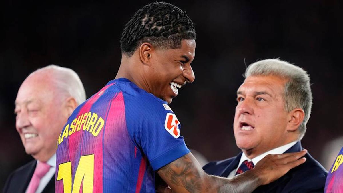  Marcus Rashford (left) can still share a joke with Barcelona president Joan Laporta. | Jose Breton/Pics Action/NurPhoto/Getty Images 