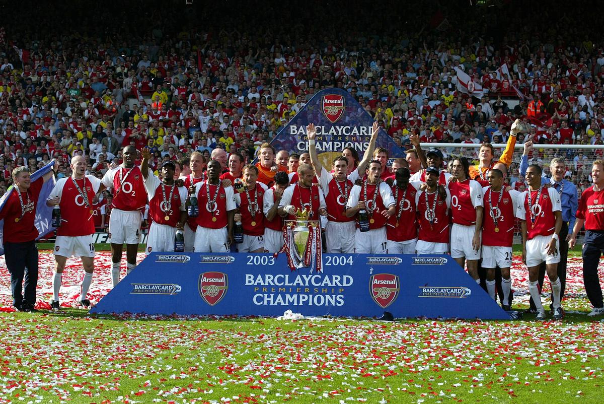  Arsenal players celebrate with Premiership trophy after becoming the 2003-2004 Premier League champions after winning the Premier League match between Arsenal and Leicester at Highbury on May 15, 2004 in London, England. (Photo by Michael Mayhew/Sportsphoto/Allstar via Getty Images) Photo by Michael Mayhew/Sportsphoto/Allstar via Getty Images