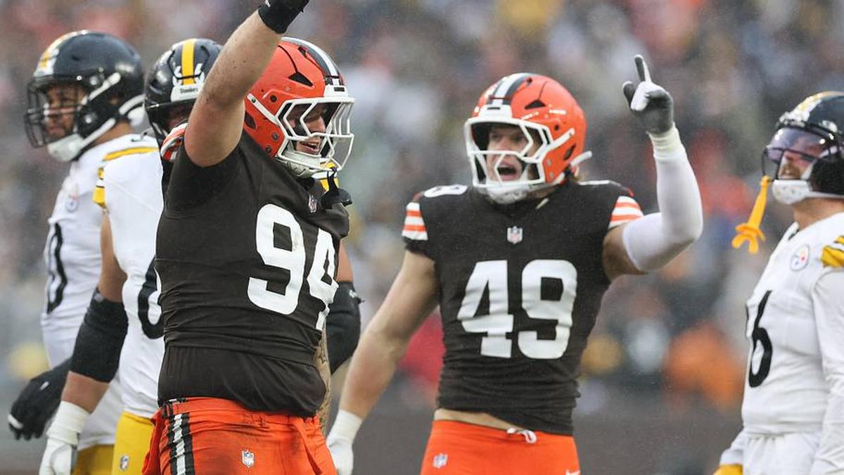  Dec 28, 2025; Cleveland, Ohio, USA; Cleveland Browns defensive tackle Mason Graham (94) and linebacker Carson Schwesinger (49) celebrate in the second quarter against the Pittsburgh Steelers at Huntington Bank Field. Mandatory Credit: Scott Galvin-Imagn Images | Scott Galvin-Imagn Images 