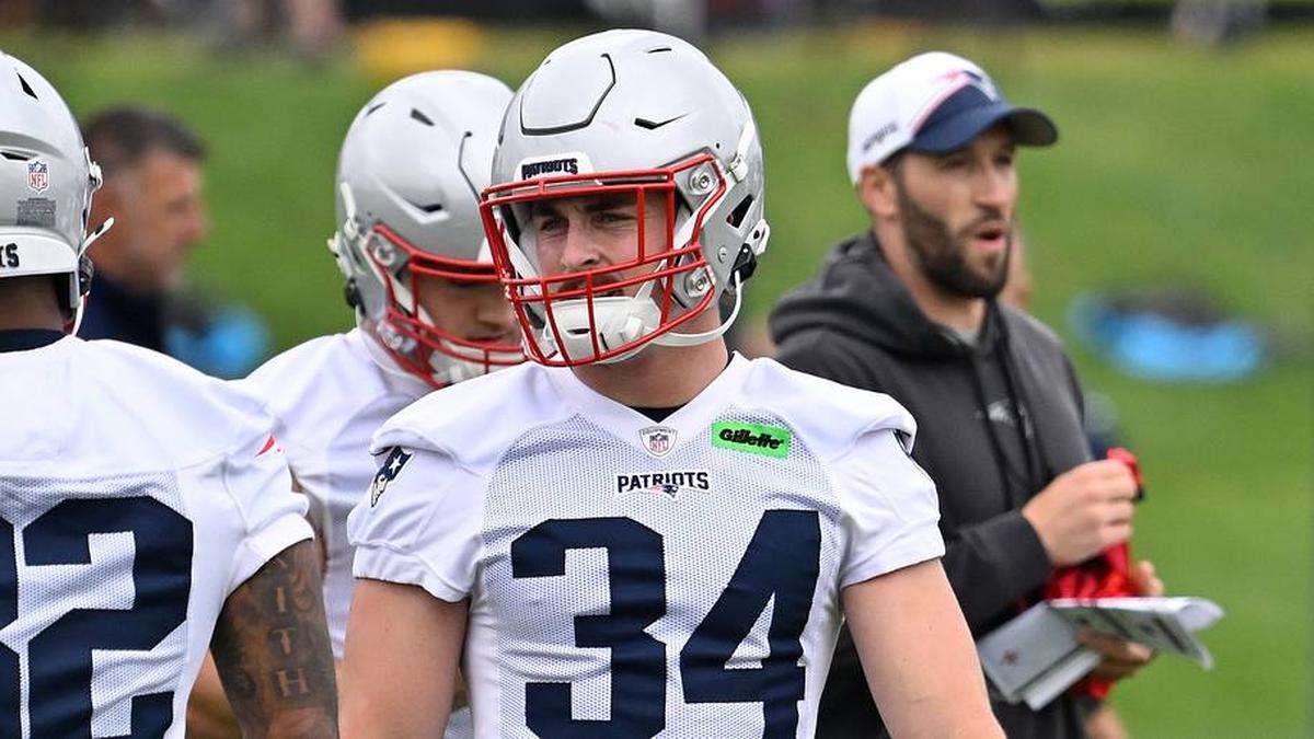  Jun 9, 2025; Foxborough, MA, USA; New England Patriots running back Lan Larison (34) warms up during minicamp at Gillette Stadium. Mandatory Credit: Eric Canha-Imagn Images | Eric Canha-Imagn Images 