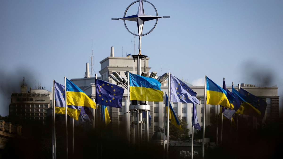 Ukrainian and EU flags fly in central Kyiv as the city hosts an EU-Ukraine foreign ministers meeting, amid Russia's ongoing attack on Ukraine, in Kyiv, Ukraine October 2, 2023.  REUTERS/Thomas Peter