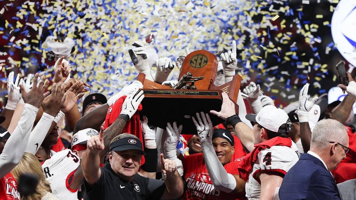  The Georgia Bulldogs lift the championship trophy after beating Alabama in the 2025 SEC championship game. | Brett Davis-Imagn Images 