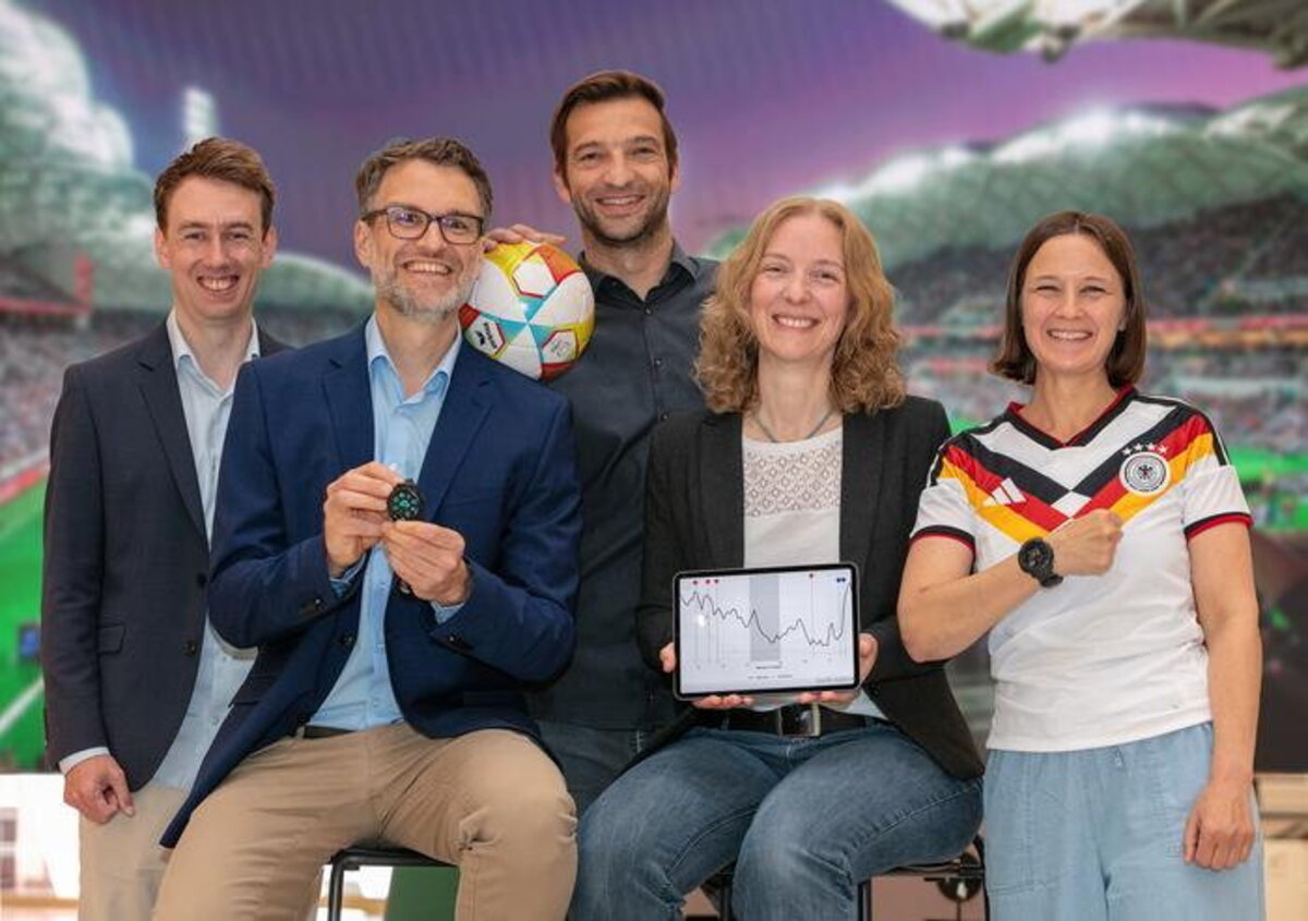  In time for the World Cup, they are calling on football fans to provide their vital data via smartwatch (from left): Professor Dr. Timo Adam, Professor Dr. Christian Deutscher, Professor Dr. Roland Langrock, Professor Dr. Christiane Fuchs, and Sophie Kammerer, press spokesperson for Bielefeld's Wissenswerkstadt. (Universität Bielefeld / Alejandro via SWNS) 