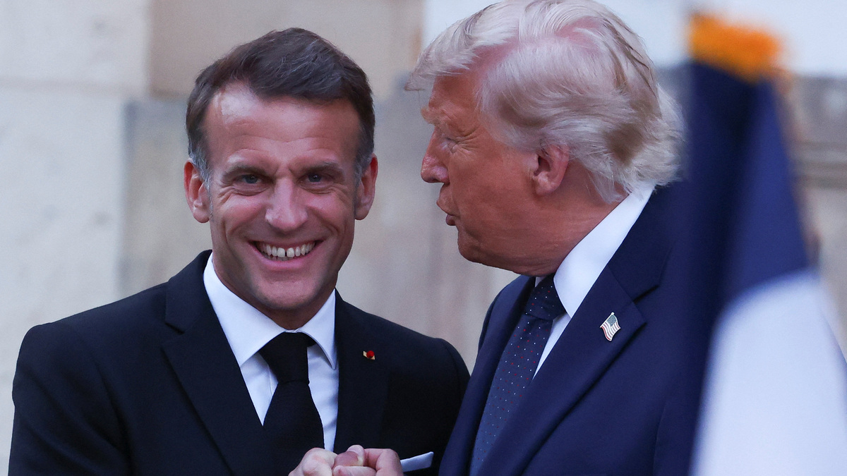 French President Emmanuel Macron welcomes U.S. President Donald Trump for a dinner commemorating the 250th anniversary of the United States' independence, at the Palace of Versailles, near Paris, France, June 17, 2026. REUTERS/Gonzalo Fuentes