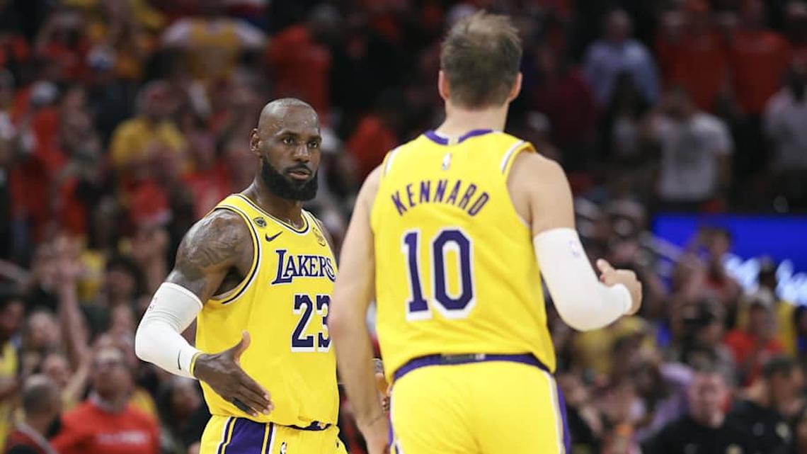  LeBron James and Luke Kennard | Troy Taormina-Imagn Images 